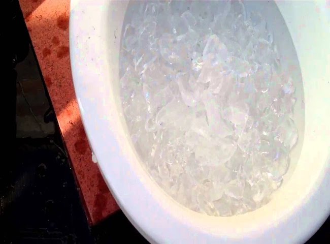 dùng đá lạnh thông tắc